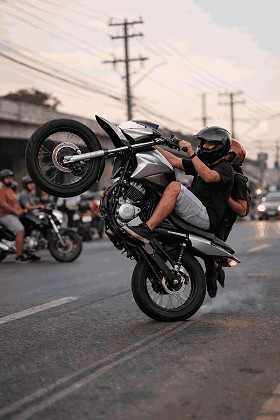 Rolezinho grau empinar moto