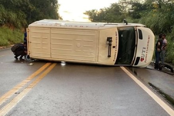 Ambulância tomba na BR‑174