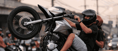 Rolezinho grau empinar moto