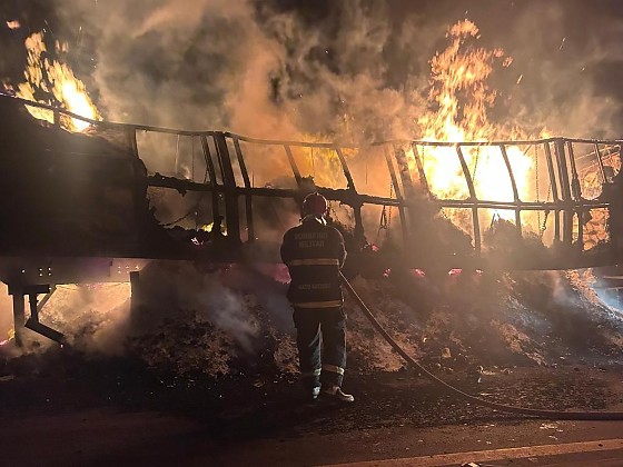 Incêndio em carreta destrói carga de farinha