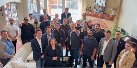 Deputados e prefeitos aparecem em gravação publicada por Eduardo Bolsonaro em apoio à pré-candidatura de Flávio ao Planalto. 