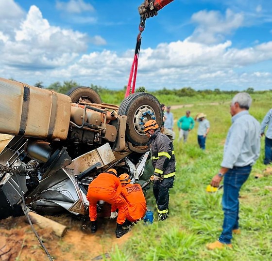 Motorista preso às ferragens MT-244