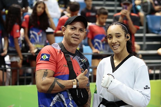 O técnico Euzébio Gomes e as atletas Jheniffer Cristina Dourado e as irmãs, Yasmin Figueiredo Cruz e Geovanna Figueiredo Cruz