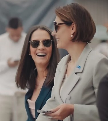 A ex-primeira-dama Michelle Bolsonaro fez uma homenagem emocionante a amiga falecida, a deputada federal. Amália Barros. 