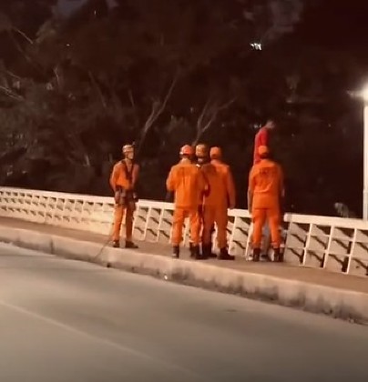 foto bombeiros negociando com suicida