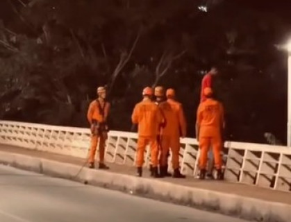 foto bombeiros negociando com suicida