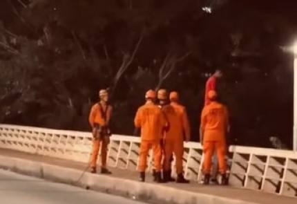 foto bombeiros negociando com suicida