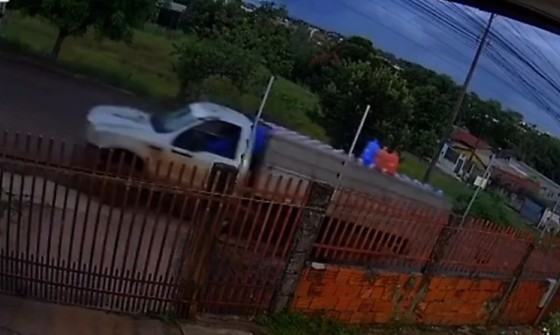 Caminhão invade casa