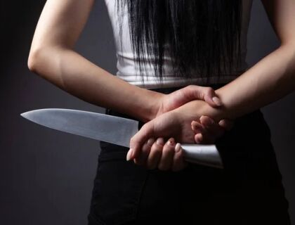 mulher com faca.jpeg