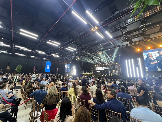Público já lotou Allure, em Cuiabá, antes do início da cerimônia de transmissão da faixa de Mauro Mauro a Otaviano Pivetta.