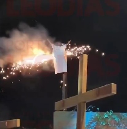 Figurino de Henri Castelli pega fogo