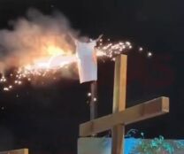 Figurino de Henri Castelli pega fogo