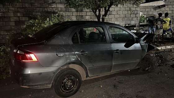 carro atravessou muro