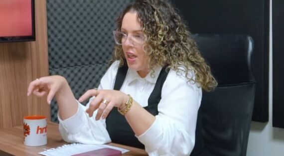 A perita criminal Gigi Barreto no podcast HNT TV Entrevista.