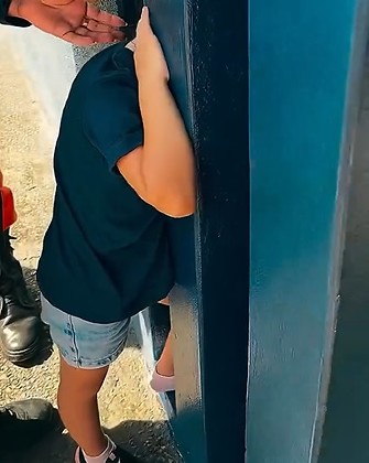 Criança cabeça presa