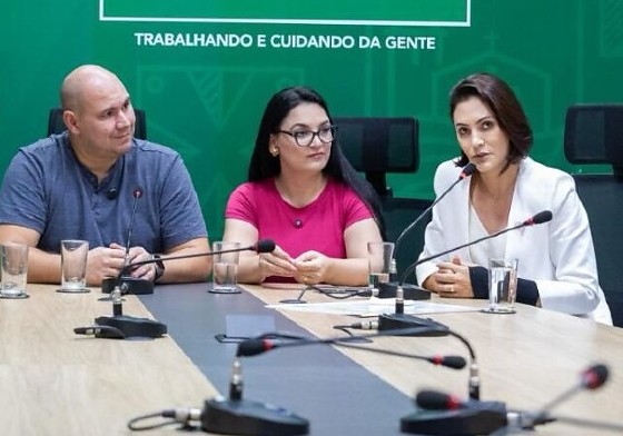 O prefeito de Cuiabá, Abilio Brunini, a primeira-dama e vereadora Samantha Iris e a ex-primeira-dama da República, Michelle Bolsonaro - todos filiados ao PL.