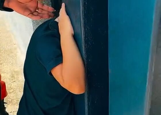 Criança cabeça presa