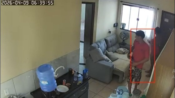 Jovem é achada morta em casa