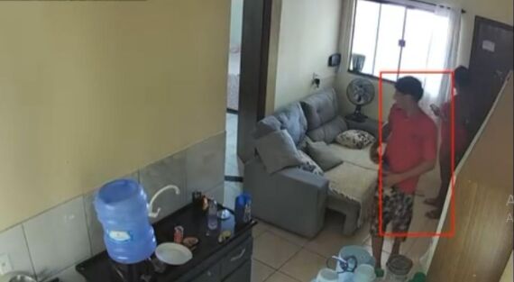 Jovem é achada morta em casa