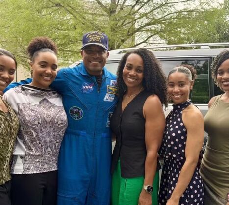 Victor Glover e sua família.jpeg