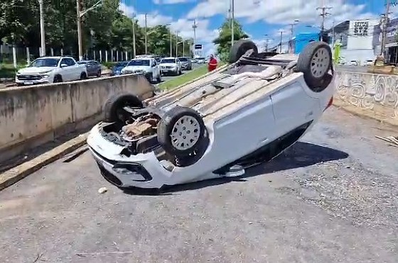 carro capotado na viaduto da ufmt.jpeg