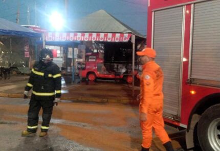 bombeiros combatem fogo