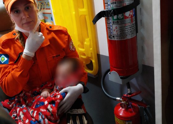 Bebe de 3 meses cai de cadeirinha em casa e é socorrido por bombeiros