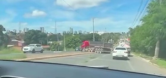 Caminhão fica atravessado em Avenida República do Líbano 