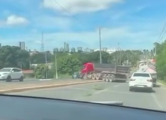 Caminhão fica atravessado em Avenida República do Líbano 