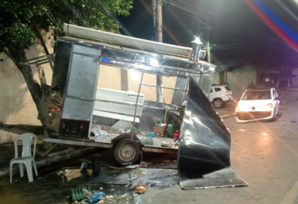 Motorista bêbado destrói carrinho de lanches no CPA 4 e tenta fugir