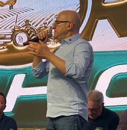 O governador Otaviano Pivetta (Republicanos) em discurso na Norte Show, em Sinop. 