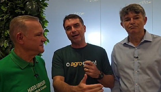 Os senadores Wellington Fagundes e Flávio Bolsonaro, e o deputado federal José Medeiros -  todos do PL. 