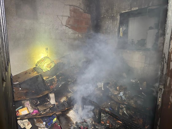 Casa pega fogo durante feriado, vizinhos alegam que curto em ventilador foi causa