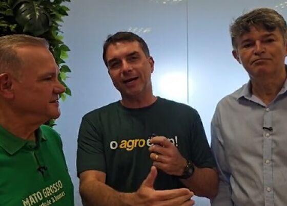 Os senadores Wellington Fagundes e Flávio Bolsonaro, e o deputado federal José Medeiros -  todos do PL. 