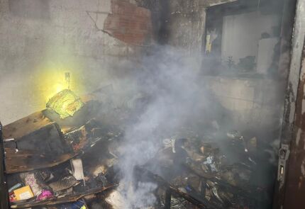 Casa pega fogo durante feriado, vizinhos alegam que curto em ventilador foi causa