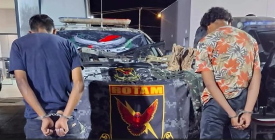 Dupla é presa com armamento em MT 