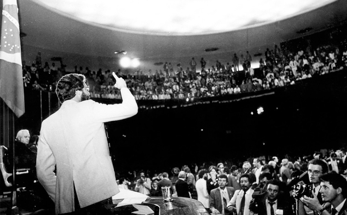 deputado Dante de Oliveira discursa no plenario.jpg