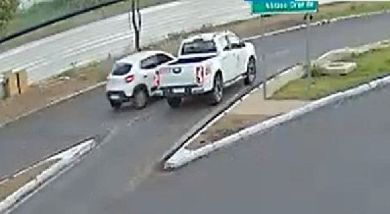 Câmera de segurança captou momento exato de capotamento na Prainha, veja