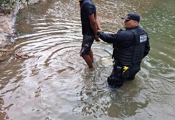 Foragido pulou no córrego 