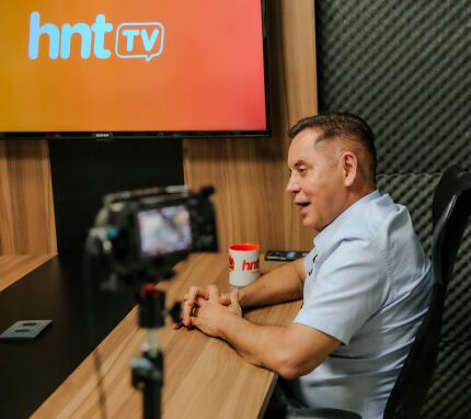 O deputado estadual Eduardo Botelho (MDB) no podcast HNT Entrevista apresentado pelo jornalista Kleber Lima.