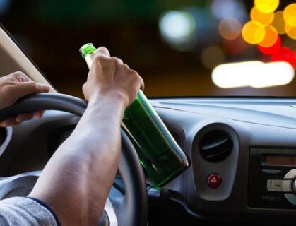 homem bebado dirigindo.jpg
