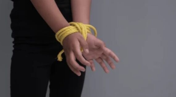 CRIANÇA SEQUESTRADA MÃOS AMARRADAS.jpeg