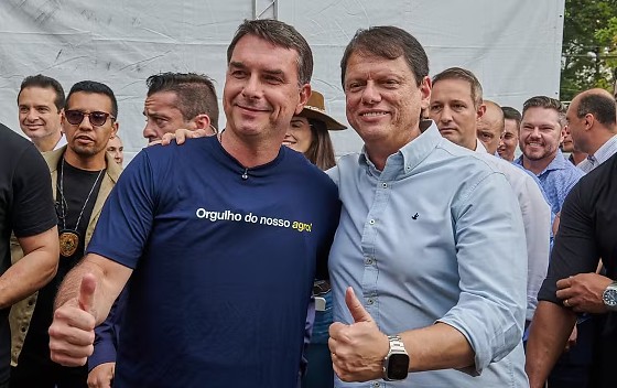 Tarcísio de Freitas (Republicanos) e Flávio Bolsonaro (PL) .jpeg