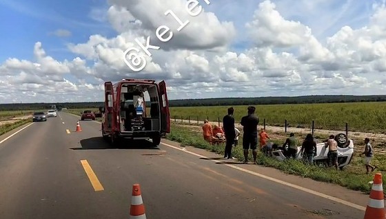 Homens s&atilde;o resgatados entre as ferragens depois de capotamento na MT-235