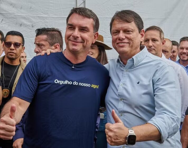 Tarcísio de Freitas (Republicanos) e Flávio Bolsonaro (PL) .jpeg