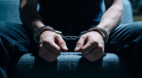 Homem algemado no sofá 