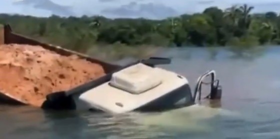 VÍDEO: Caminhoneiro jogou veículo com falha nos freios dentro do Lago do Manso 