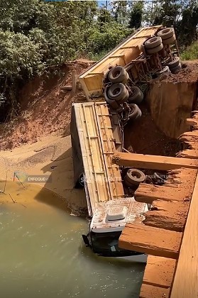 VIDEO: Carreta de soja perde freios e despenca de ponte de madeira em Tapurah