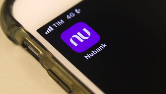 Celular com app nubank