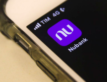 Celular com app nubank